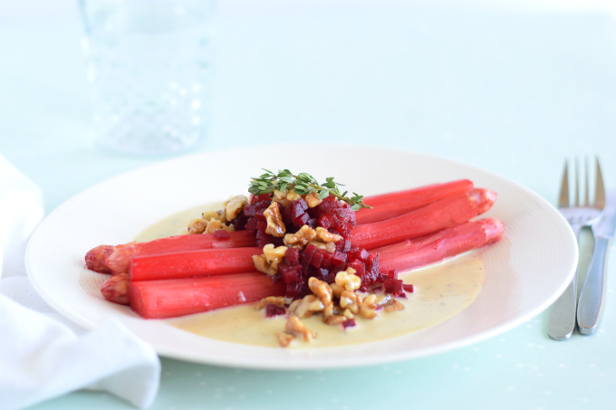 twaalf Openbaren Op de kop van Roze asperges met blauwe kaassaus - klaar in 15 minuten!